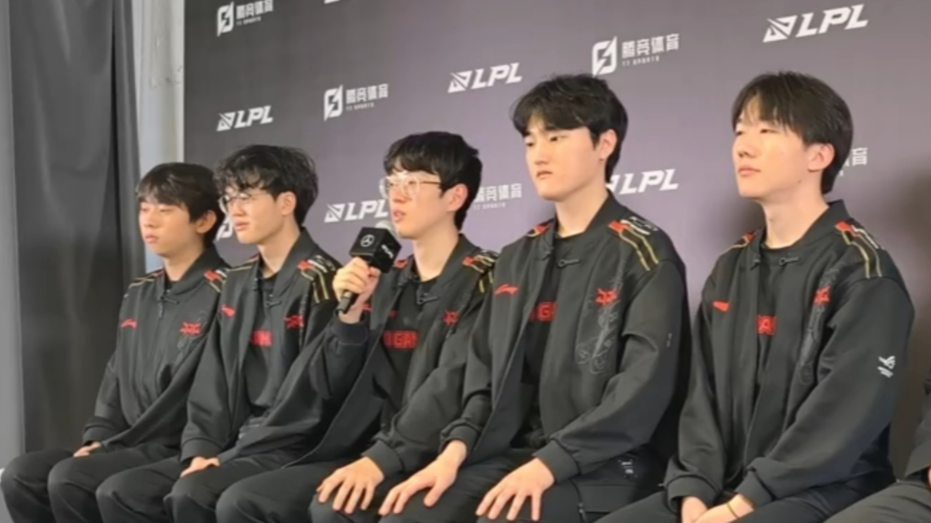 Scout与90激战RNG分钟，出色发挥胜负难料！，杜兰特焦点对战观众掌声雷动(rng对战T1)