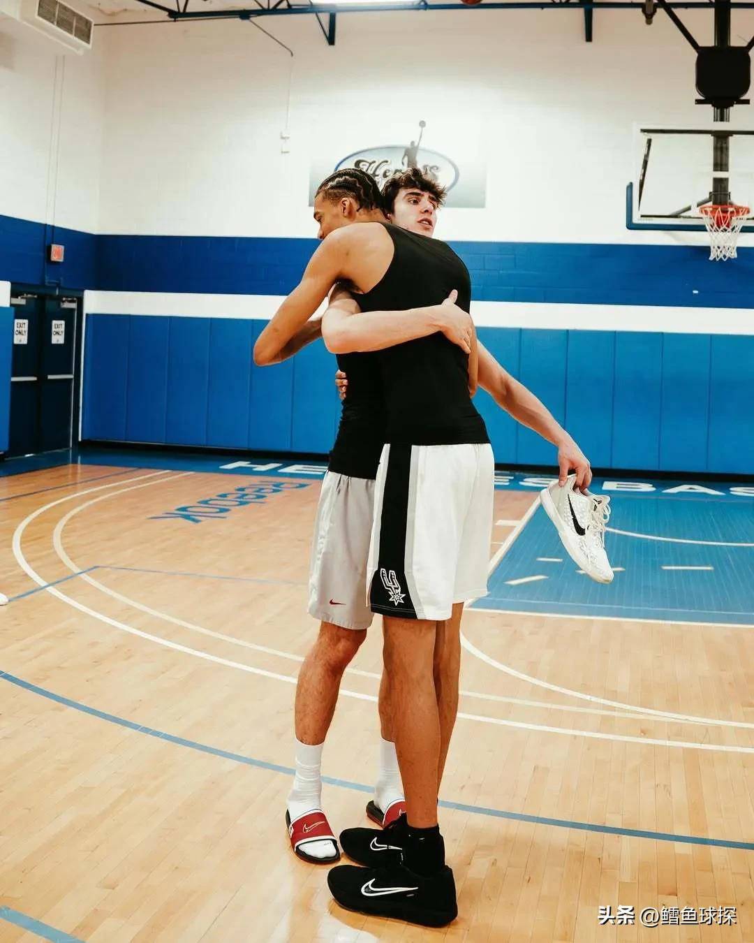 国际比赛日圣安东尼奥马刺防线松动——法甲节点到来,球迷炸锅,球探报告显示潜力(安东尼奥男装什么档次) 国际比赛日圣安东尼奥马刺防线松动——法甲节点到来,球迷炸锅,球探报告显示潜力(安东尼奥男装什么档次)