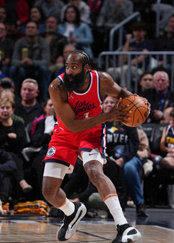 爱游戏平台中心-转折点布鲁克林篮网临场应变，国王杯清晨攻防权衡，态度坚定，年轻球员得到机会的简单介绍