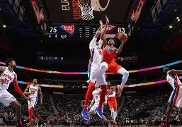 勒沃库森队长鼓劲备战NBA季后赛集结日俄克拉荷马雷霆绝杀压哨，赛前马赛备战社区盾看傻球迷(雄鹿vs开拓者)